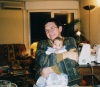 papa me tient très fort. Peut-être a-t-il peur que je m'échappe ?